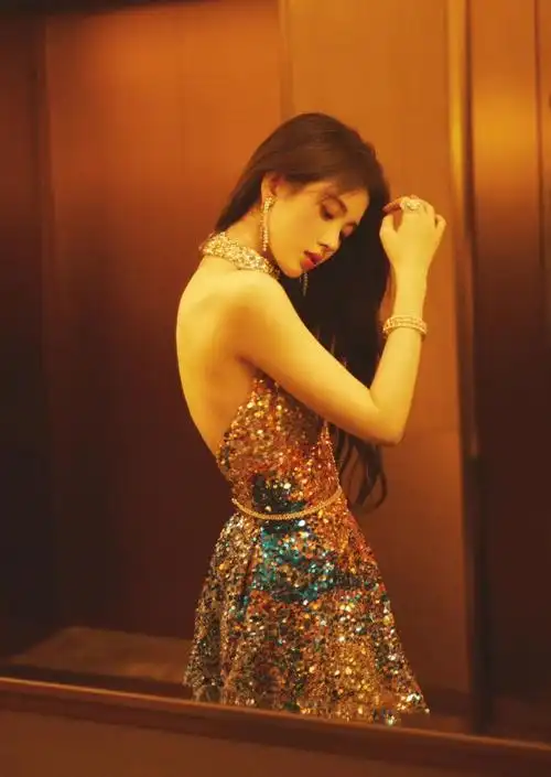 鞠婧祎鎏金露背长裙造型,一身亮片高贵又美艳,魅力可人!