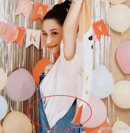 何超莲晒婚后庆生照,肚子隆起疑有孕,坦言给窦骁生个足球队