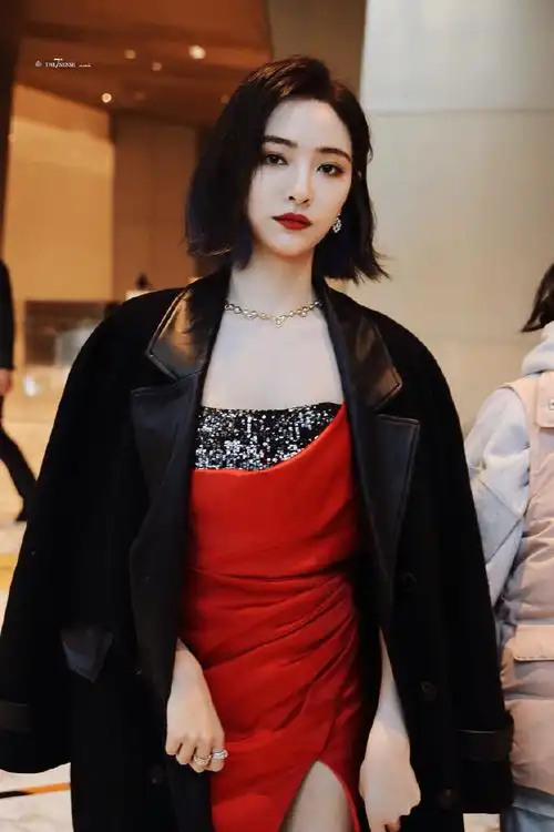 许佳琪高开叉红裙##许佳琪上班图