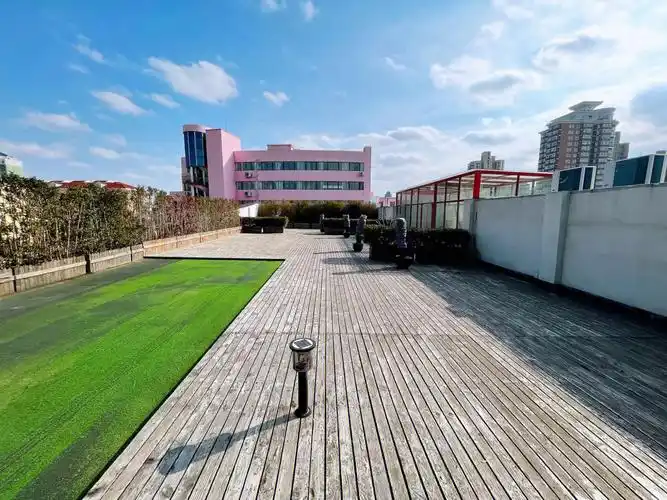 带屋顶花园的独栋办公楼