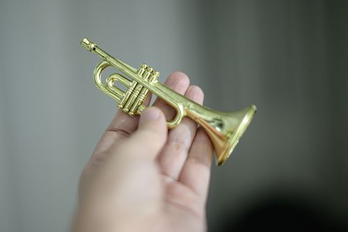 拍照新生儿百天摄影圆号长号迷你小提琴塑料乐器摆件