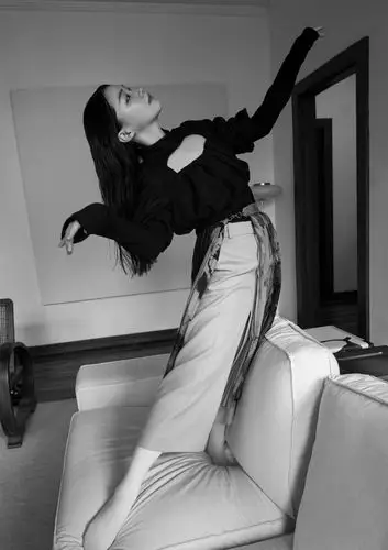 金靖气场开挂了黑色上衣挖个洞叠穿两条裙子霸气十足