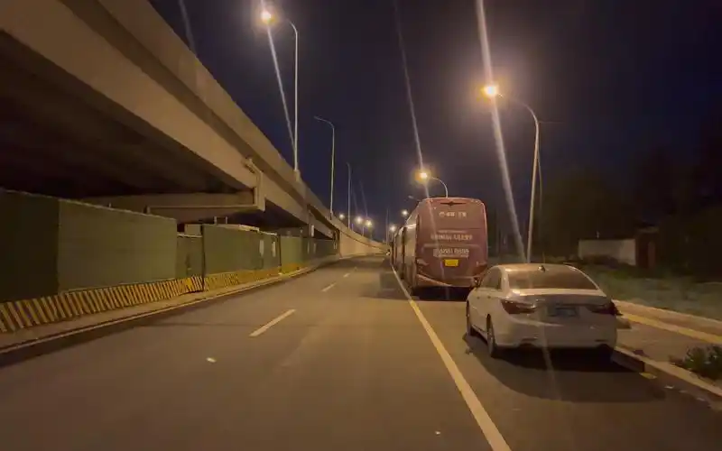 夜晚骑车路过东坝,下班很晚