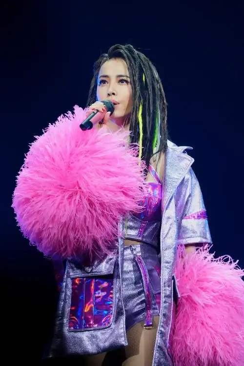 蔡依林演唱会震撼登场 吴青峰惊喜现身