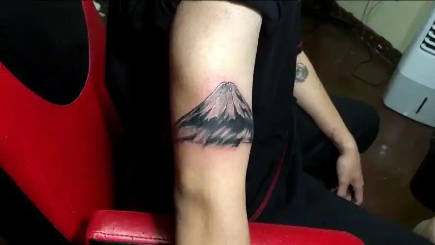 手臂山峰纹身图案已完成视频