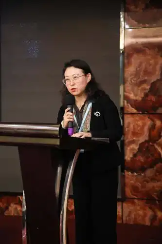 曾慧教授主持主旨发言环节