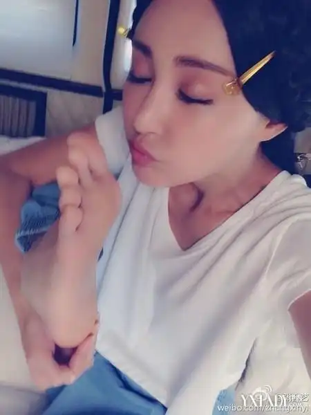 甜馨张歆艺领衔闻脚女汉子 杨幂脚臭再躺枪