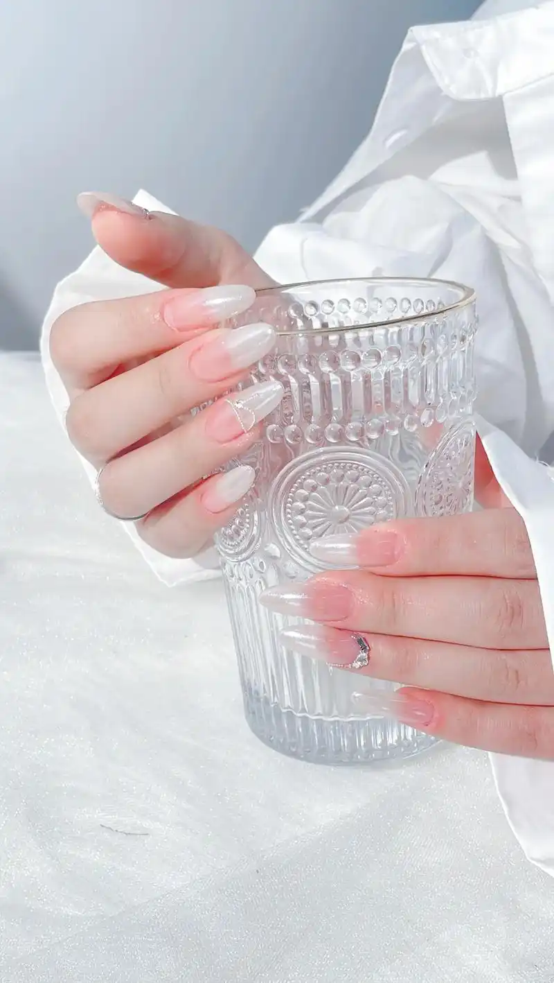 裸色清冷高级感美甲.