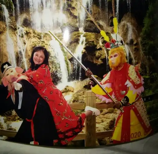 《西游记》经典片段"猪八戒背媳妇",我们也来亲自演绎.