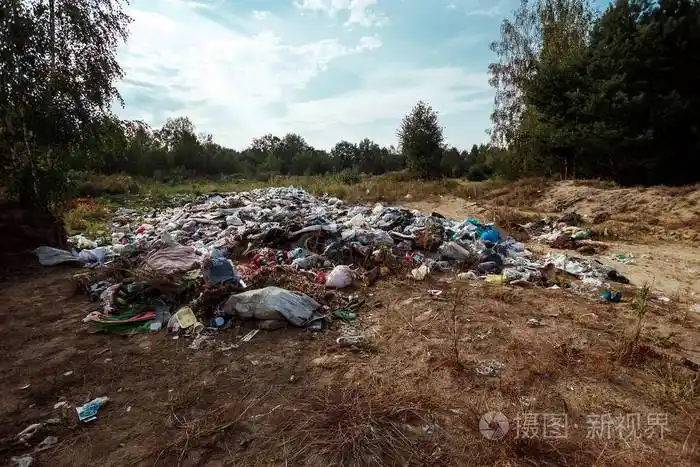 垃圾在自然界中在森林里一个大垃圾堆退化的垃圾一堆有毒的残留物自然