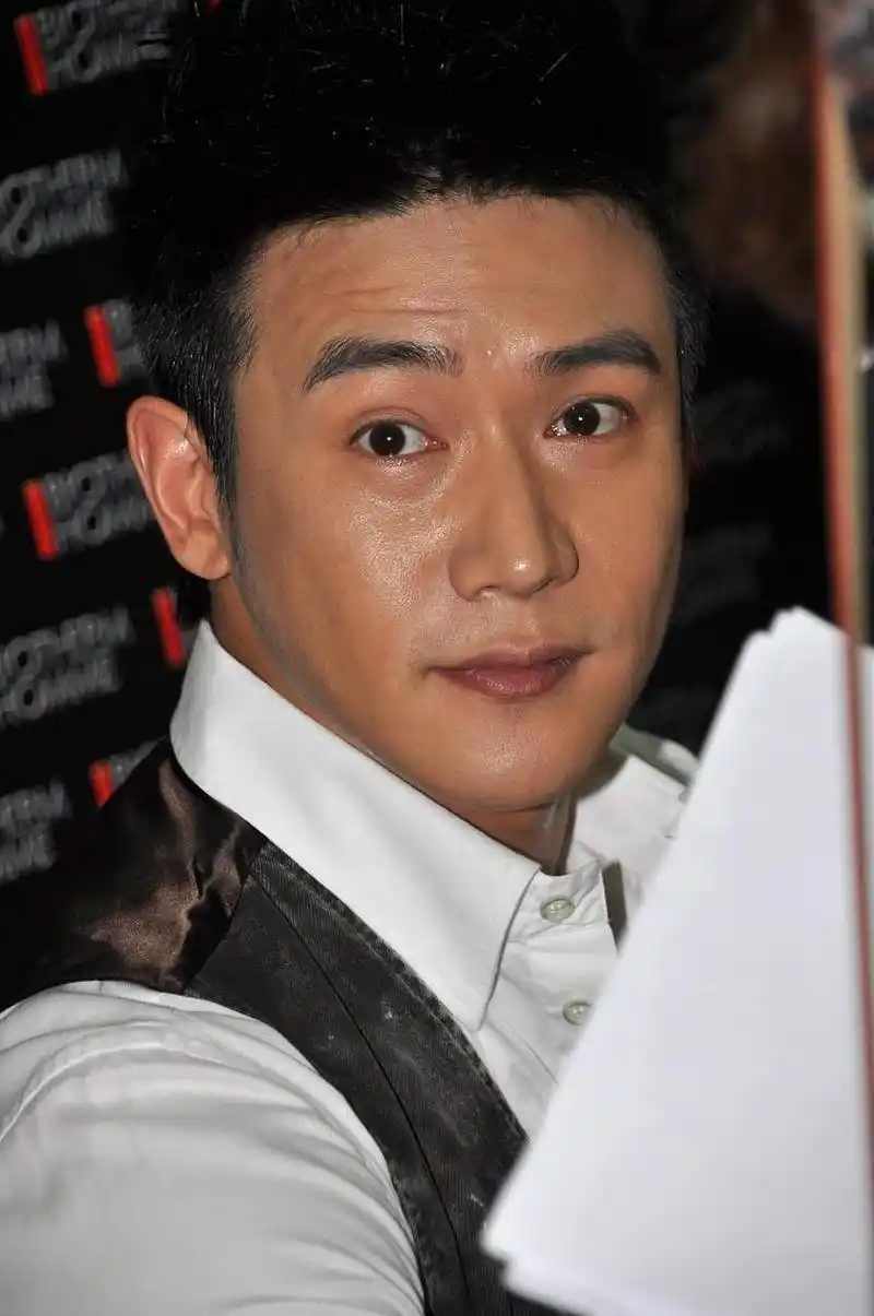 在《我们的美好生活》中,陆毅看见谢娜的第一句话就是"假发套吧!