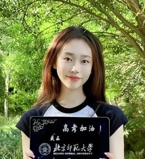 多位高校美女大学生为高考生加油颜值出众气质高雅