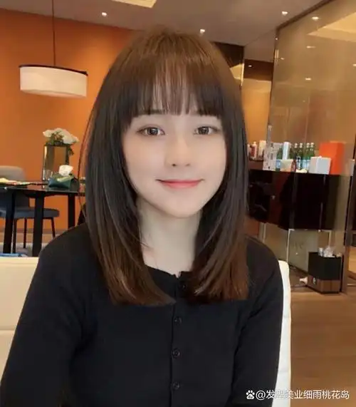 漫画刘海是介于空气刘海和厚齐刘海中间的一款刘海,厚薄适中,长度适中