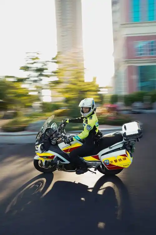 政法群英榜丨时春霞:英姿飒爽女铁骑守卫城市交通安全_摩托车_深圳市