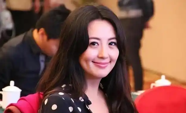 川流不熄跑去看杨新鸣全家福的照片