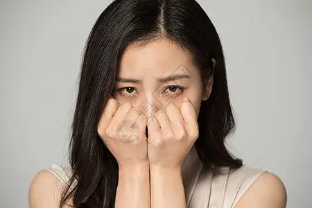 高清图片伤心的女性难过的人双手捂着脸高清图片表情难过焦虑的女学生