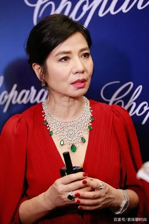 钟楚红的气质真的很温柔,穿上了艳丽的红色服装,还是那么的柔美