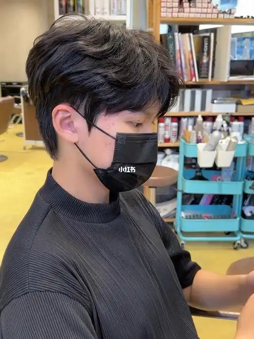 男士中分烫发分享简单打理即可