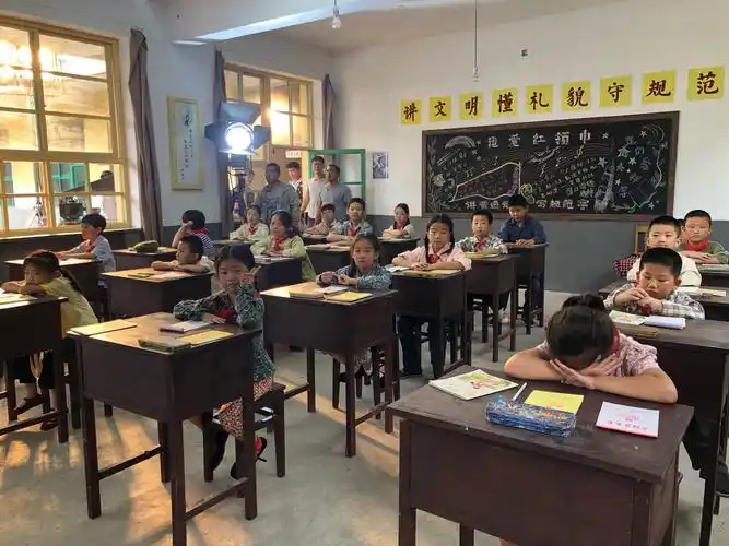 孩子们回到了80年代的教室