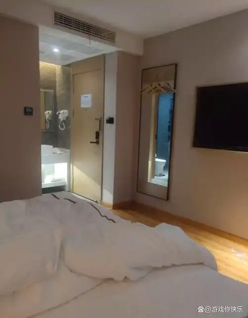 情侣入住酒店客房,屋内镜子屋外成了窗户,里面看得清清楚楚!