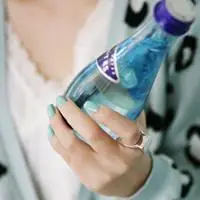 拿酒瓶的女生伤感头像,谁有?