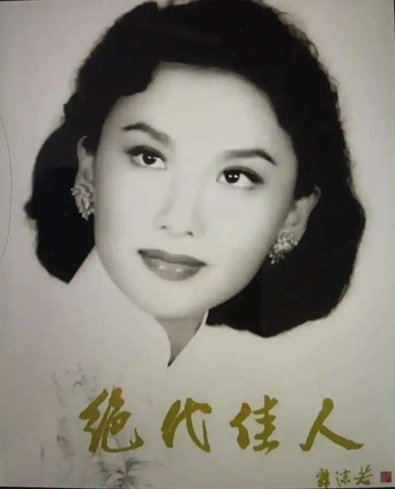 一代银幕皇后:夏梦:1933年出生于上海一个文艺之家:原名杨 - 抖音