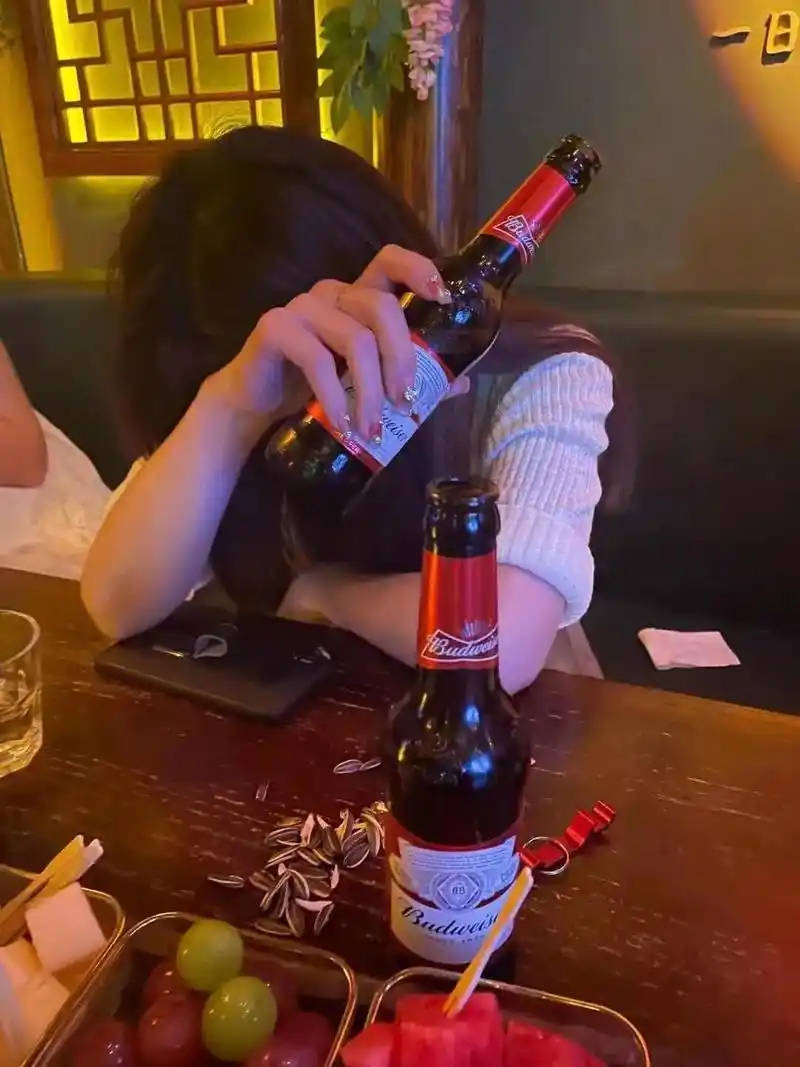 如果你认为一个爱你的男人是给你买礼物,请你吃饭,带你旅游