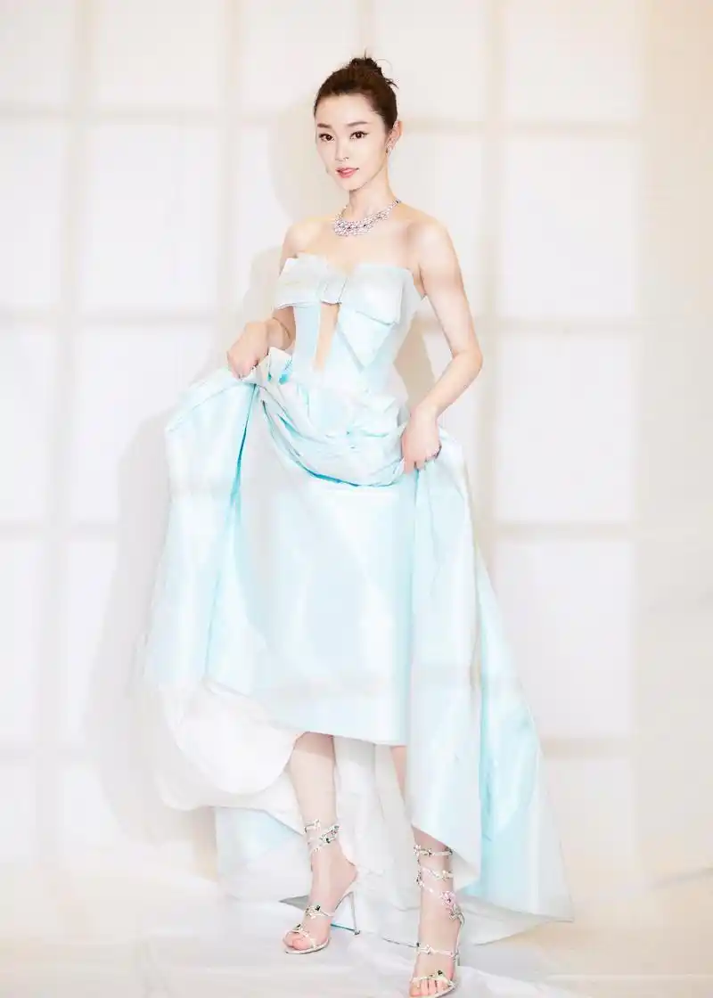 淇淋绿镂空抹胸长裙,为冬日增添一抹浪漫气息,阅文游戏宣传大使宋轶邀