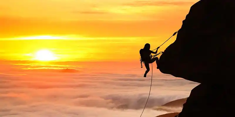 橙色合成图天空大海人物攀登攀登山顶的人物剪影展板背景