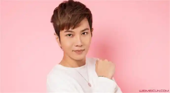 也在娱乐圈发展,是一名主持人兼演员,曾参加过节目《百里挑一》,《谁