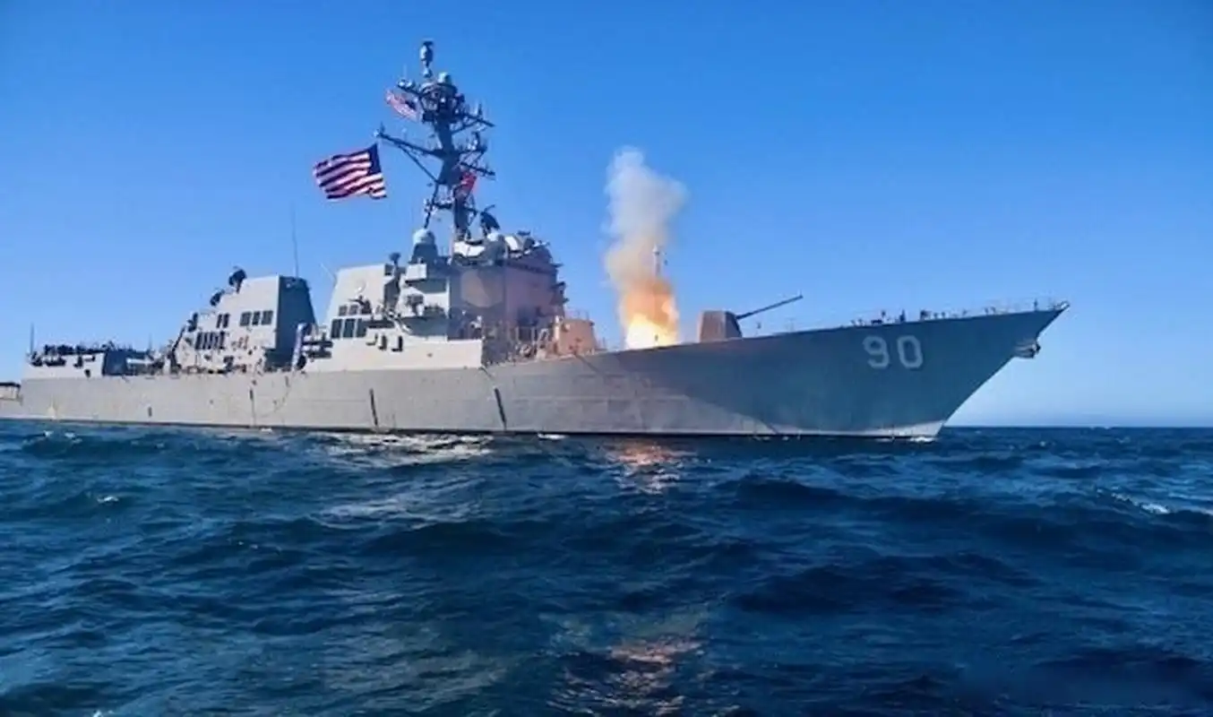 美军"查菲"号驱逐舰首次发射block v型战斧导弹