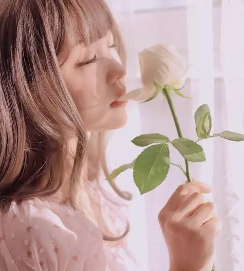 闻花香的女生头像