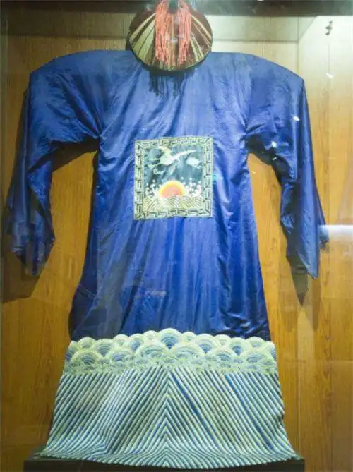 为什么电影里的僵尸,都穿着清朝官服?而不是明朝和宋朝的?