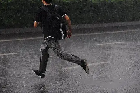 梦见在雨中奔跑