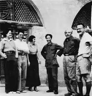 延安因交际舞发生的风波:贺子珍强烈反对,王实味因痛