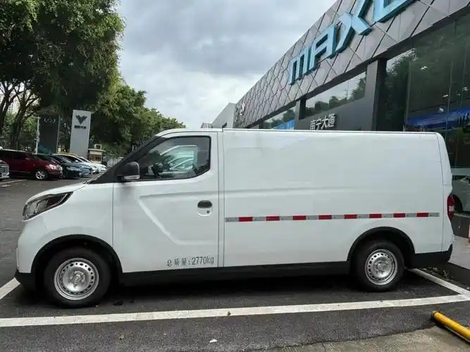 城市纯电物流车只需8.