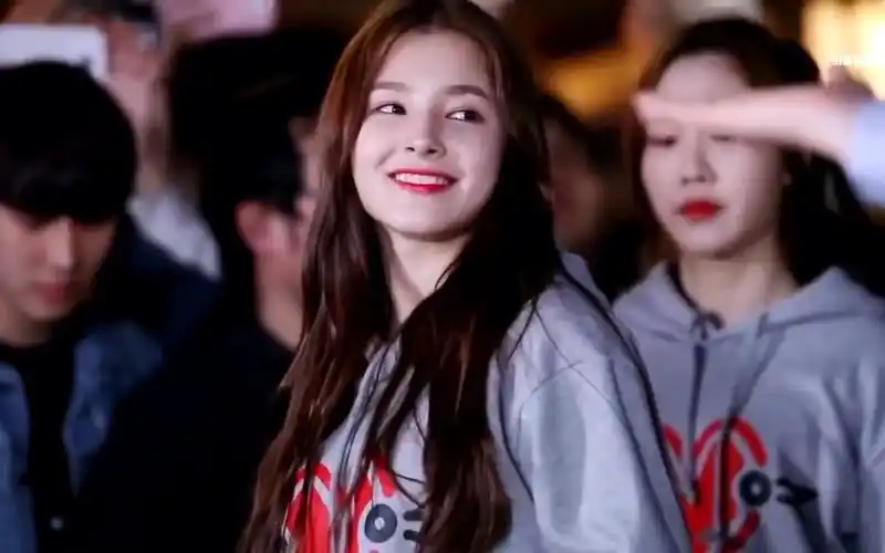 momoland 这么搞笑的舞朱一女士是蹦迪风 那nancy小仙女跳出来又是