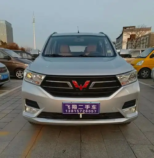 刚刚到19年五菱宏光s高配七座商务车,真皮带打孔座椅,大屏导 - 抖音