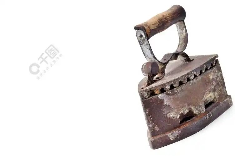 在白色背景上孤立的煤上的旧老式铁手熨衣服文本的可用空间