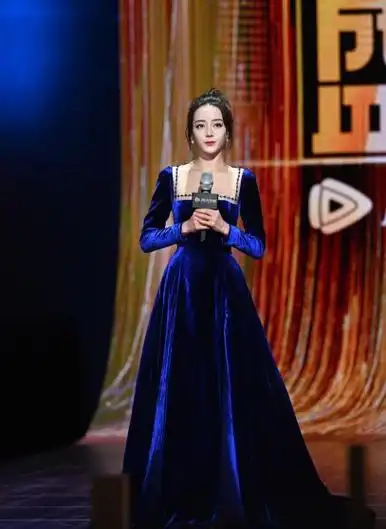 迪丽热巴衣架子称霸时尚圈穿镂空羽毛裙太大胆绝美身材惹人羡