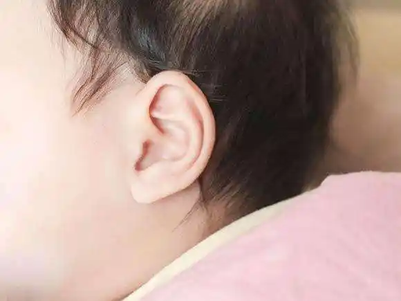 宝宝抠耳朵时妈妈要注意了