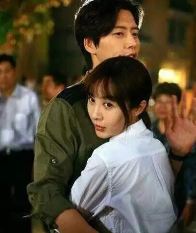 【图】李易峰李菲儿床吻照片曝光 疑似恋情曝光