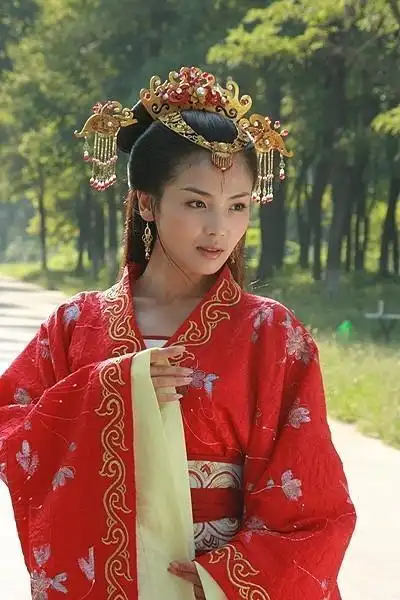 创新创意 03 正文《女人花》刘涛扮演黄梅儿扎着一双马尾辫,留着