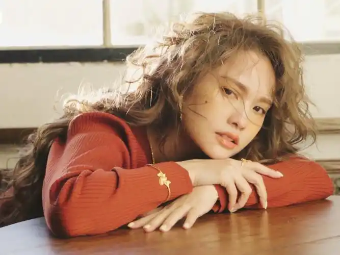 杨丞琳冬日暖阳妆羊毛卷造型大片