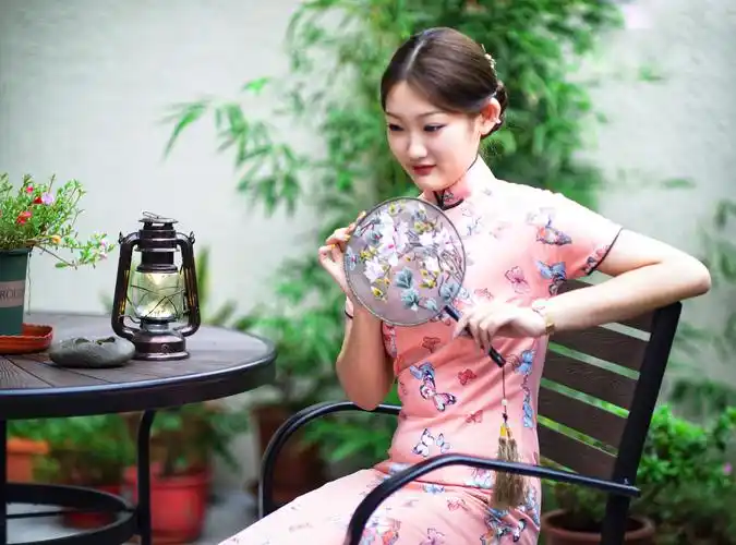 青春须为早,——荀英智旗袍摄影作品