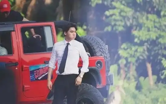 李易峰穿正装扎领带游动物园 喜提豪车逛动物世界就是这感觉了