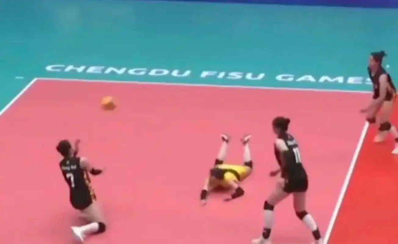 中国女排二队自由人许嘉楠,在大运会前两场比赛中发挥出色,多次创造