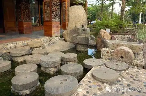 从前的石碾石磨搬进庭院了