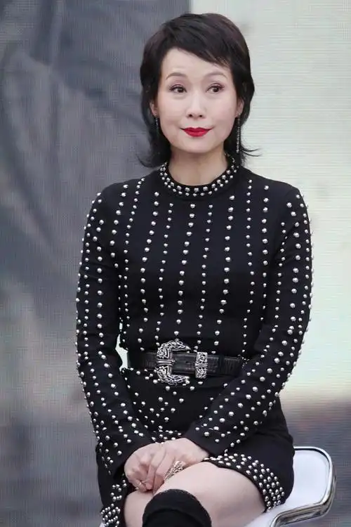 叶童穿马蹄鞋比旁边男士高搭配豹纹裙与黑袜子有点显腿粗