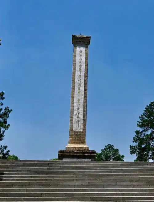 麻城起义和鄂豫皖苏区革命烈士纪念碑,现在是麻城市标志性建筑物之一.